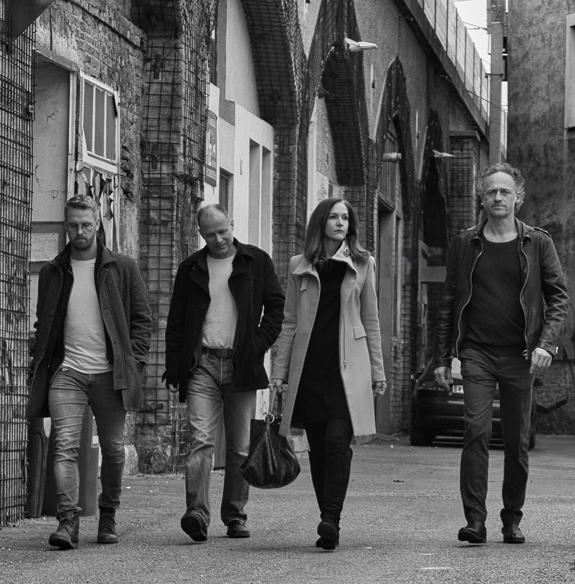 Das Team vom Büro Architekt Graf in der Nähe eines Bahnhofsgebäude in Österreich, spazierend.