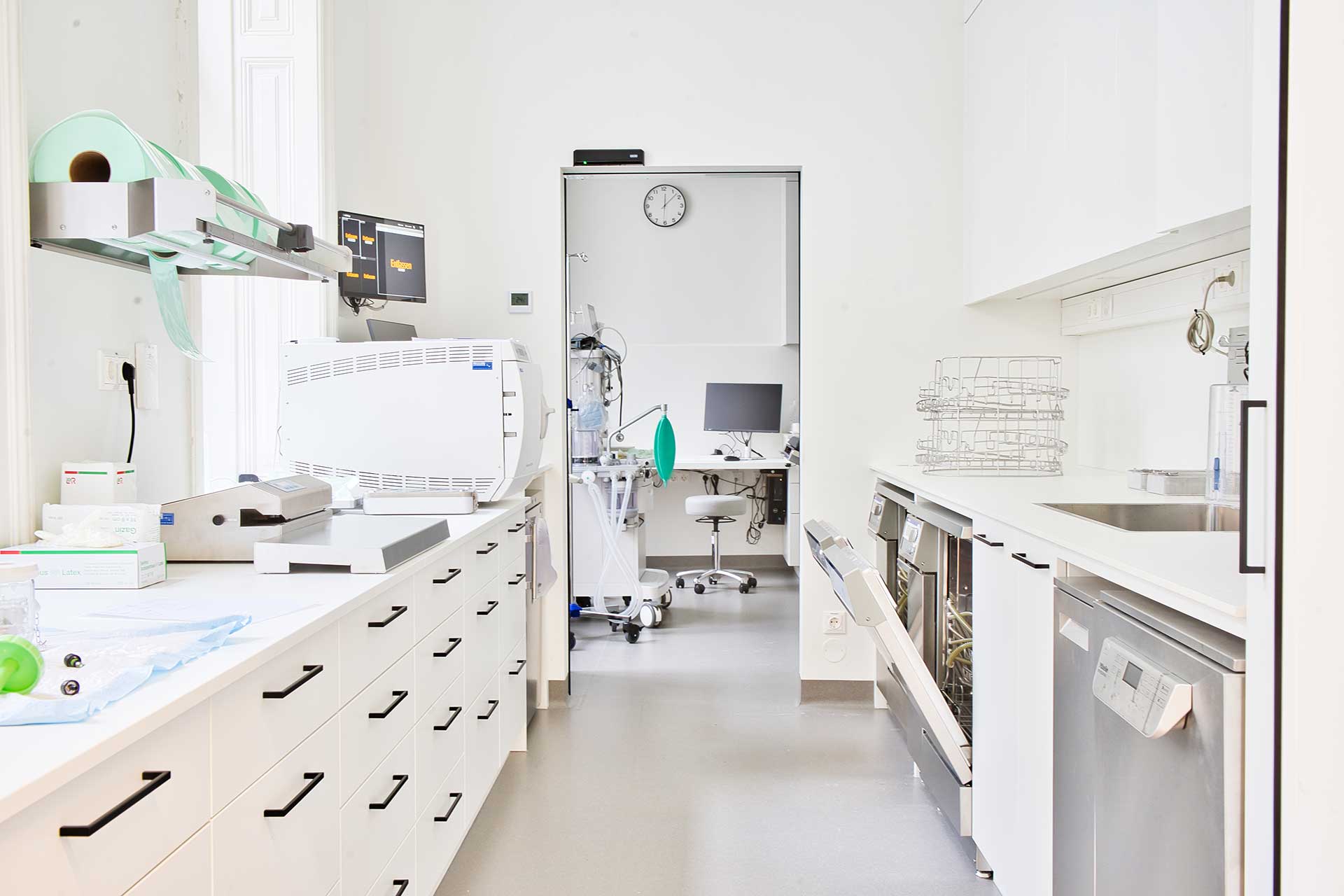 Medizinische Ordination mit weißer Ausstattung.